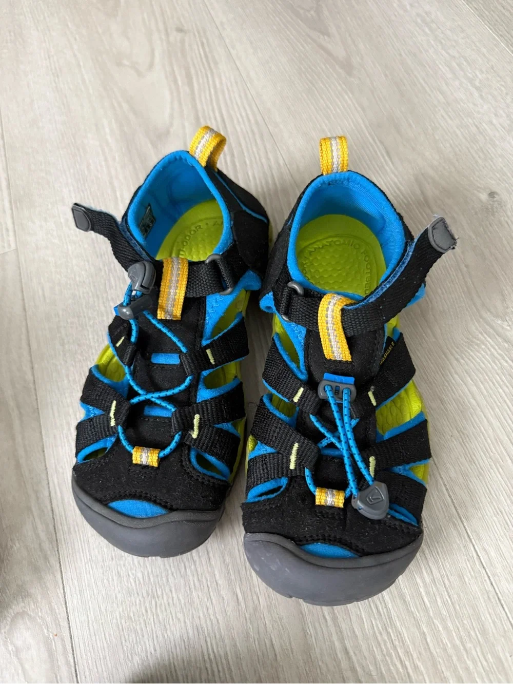 Boy’s shoes size 13